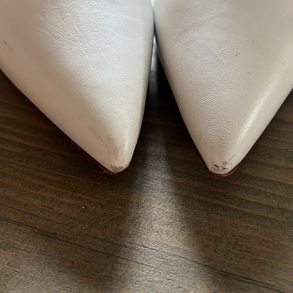 White Manolo leather heels. No dust bag or box. Good condition, minor scuffing. - Picture 6 of 6